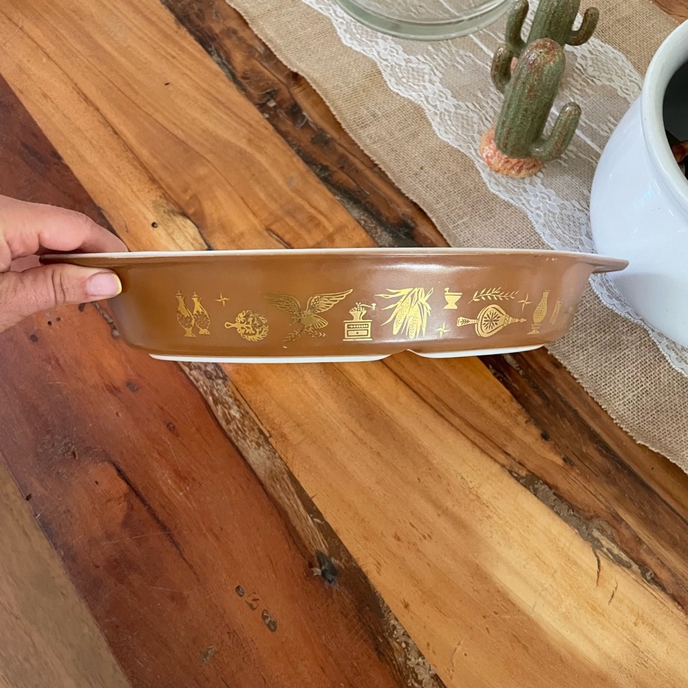 Pyrex, Early American 1 1/2 qt divided dish